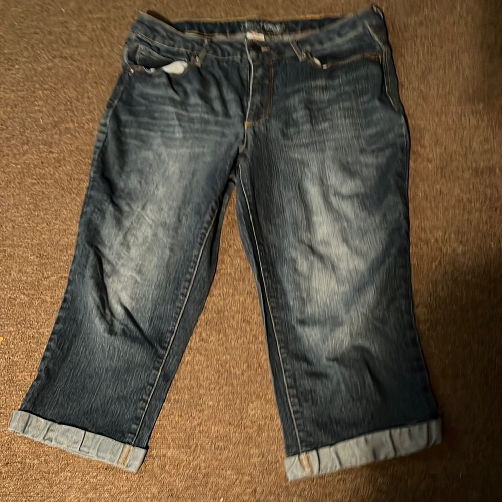 Jean capris good condition never worn bc they didn’t fit